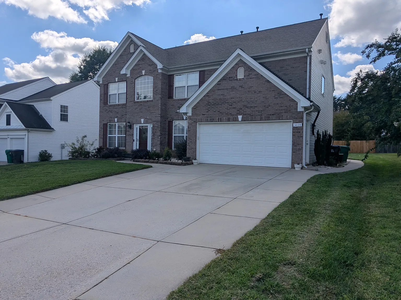 4 bed, 2.5 bath, 2560 sqft, $2,600 — Photo 2