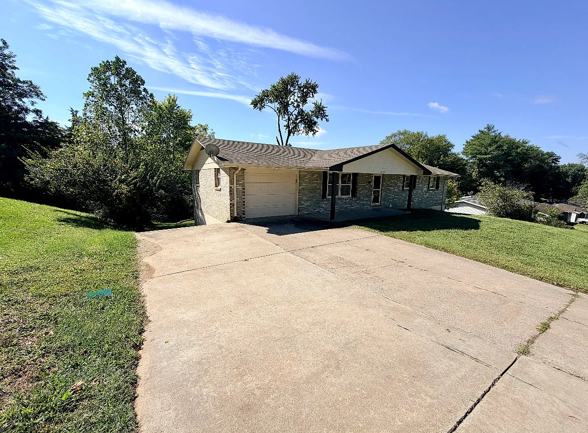 5 bed, 1650 sqft, $1,975 — Photo 2