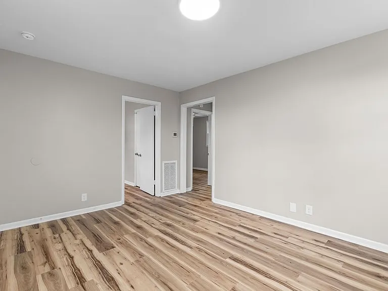 895 W Sharpe Ave #B — Photo 9