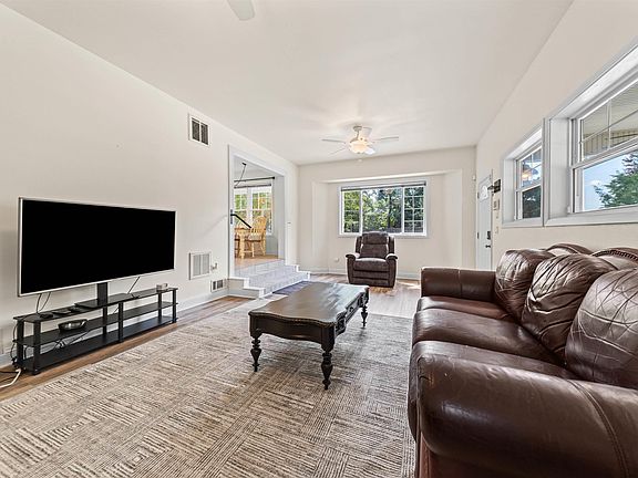 5th image of 121 Lakehill Ln