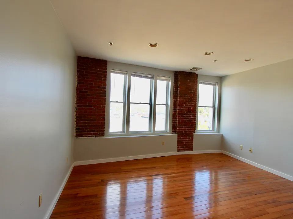 327 Main St #4