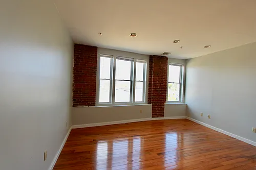 327 Main St #4 Photo 1