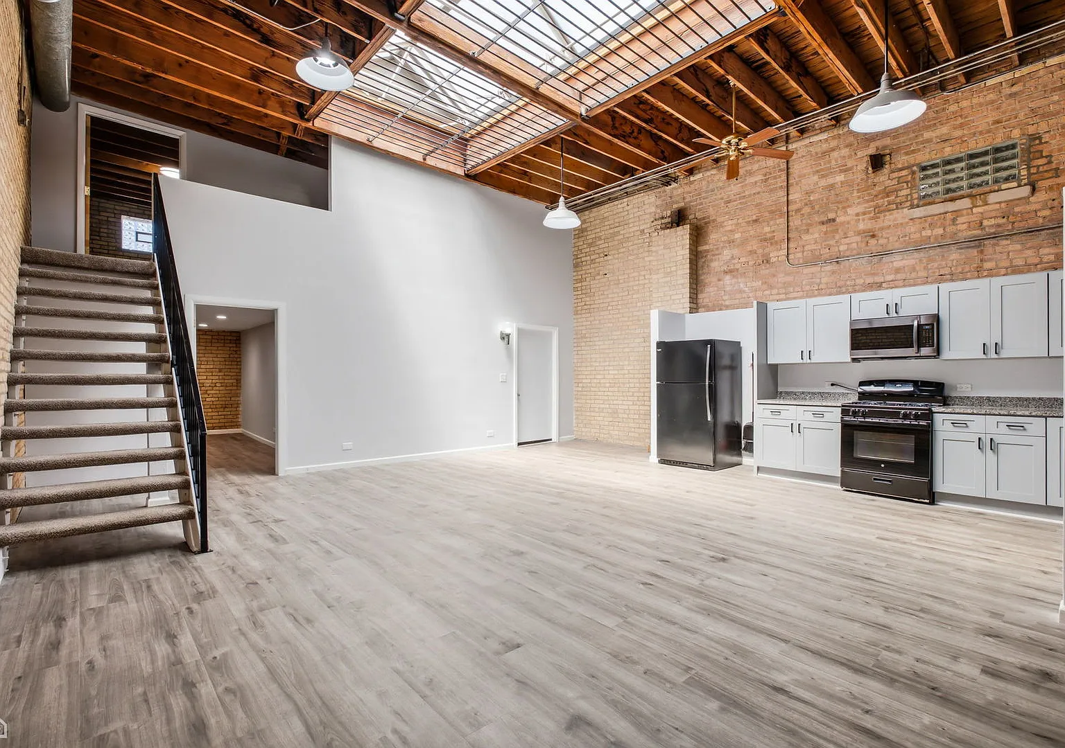 4 bed, 2200 sqft, $4,000 — Photo 2