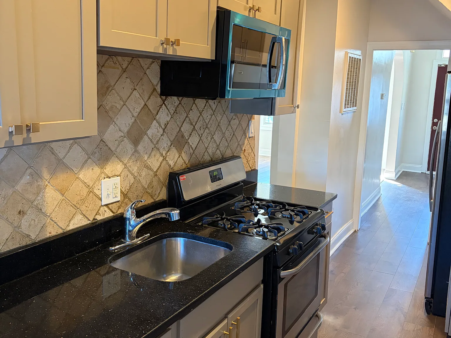 4 bed, 3.5 bath, 1116 sqft, $4,950 — Photo 2
