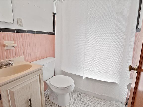 5th image of 14 Saint Martha Ct