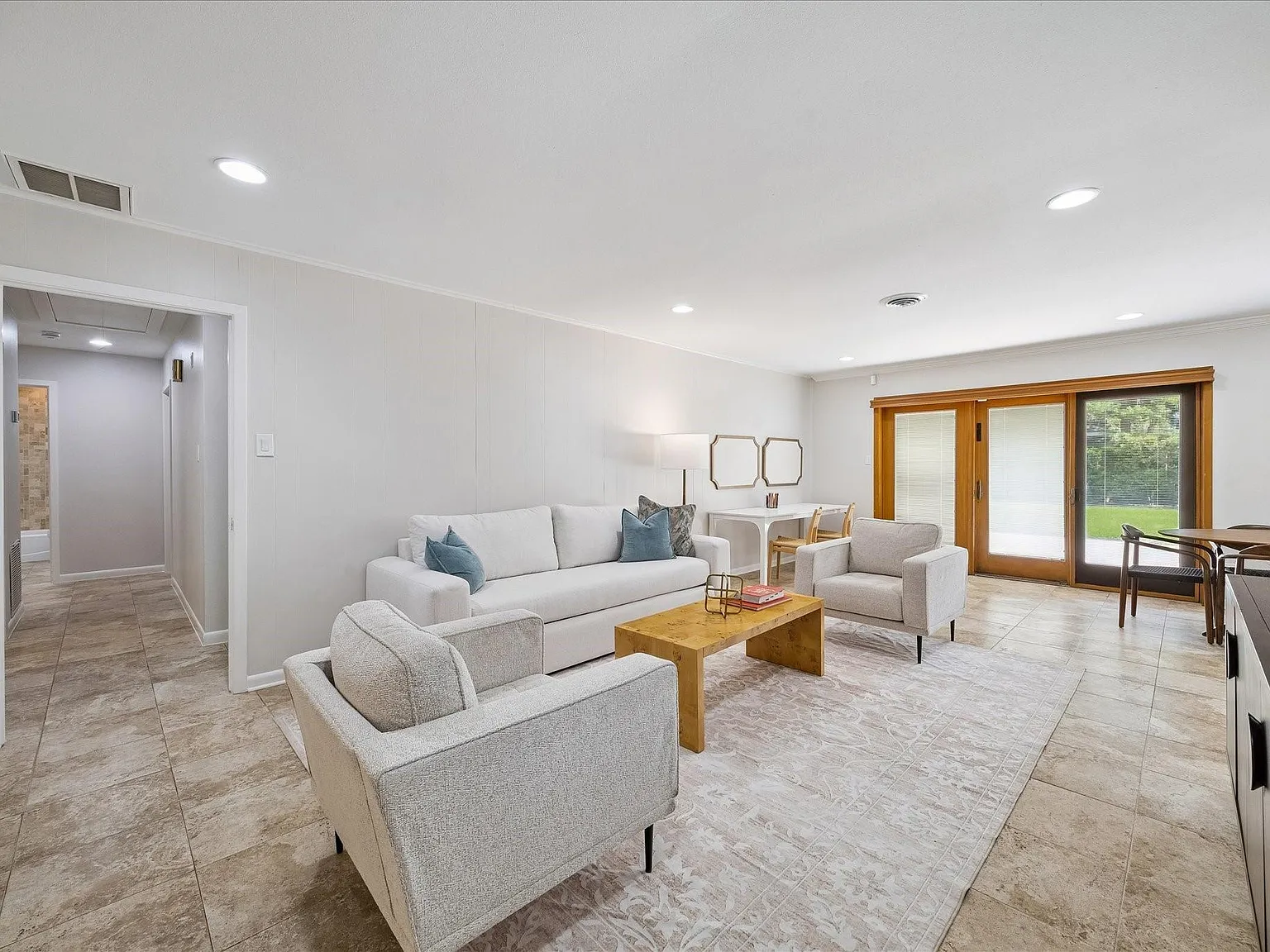 4 bed, 3.0 bath, 2569 sqft, $3,600 — Photo 4