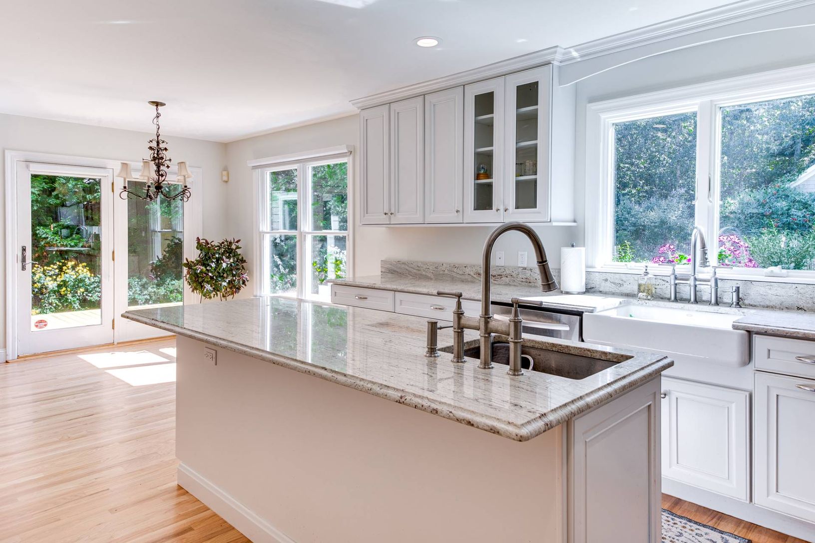  Granite Breakfast Island Kitchen and Sunny Dining Area