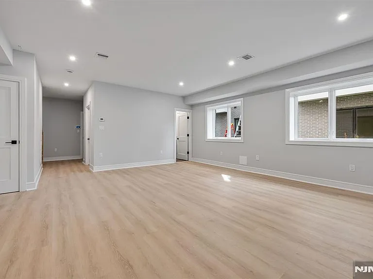 2449 Camner St — Photo 41