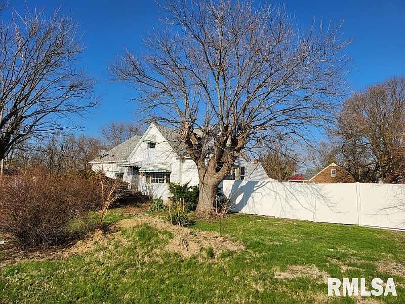 2nd image of 2404 Airport Rd