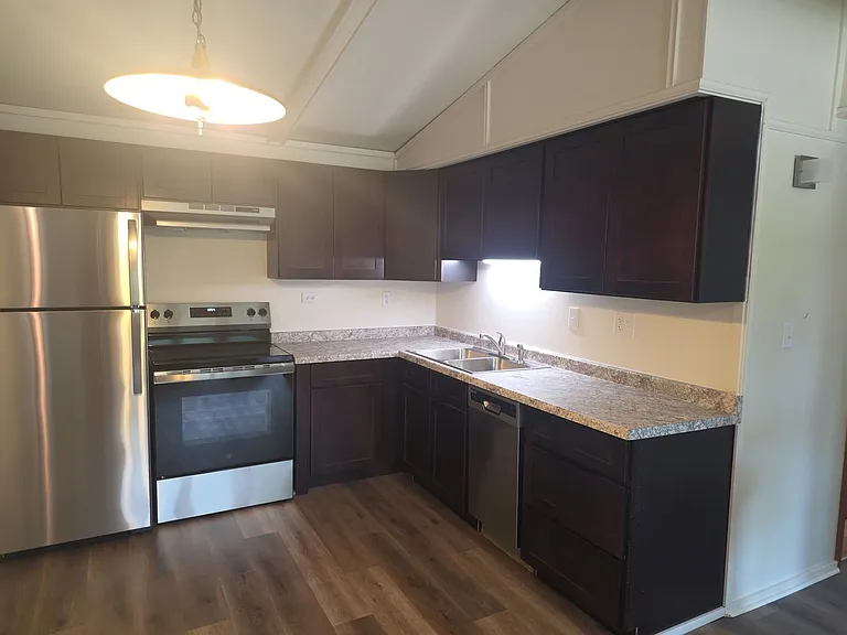 605 E Pearl St — Photo 2