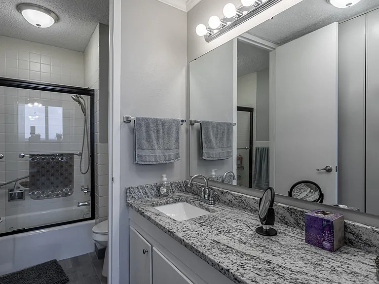 The Lakewood House Apartments — Photo 11