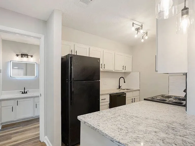 The Onyx Hoover Apartments — Photo 79
