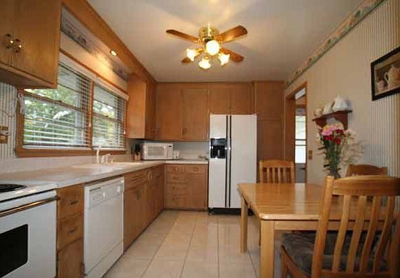 clean kitchen nice eat in area