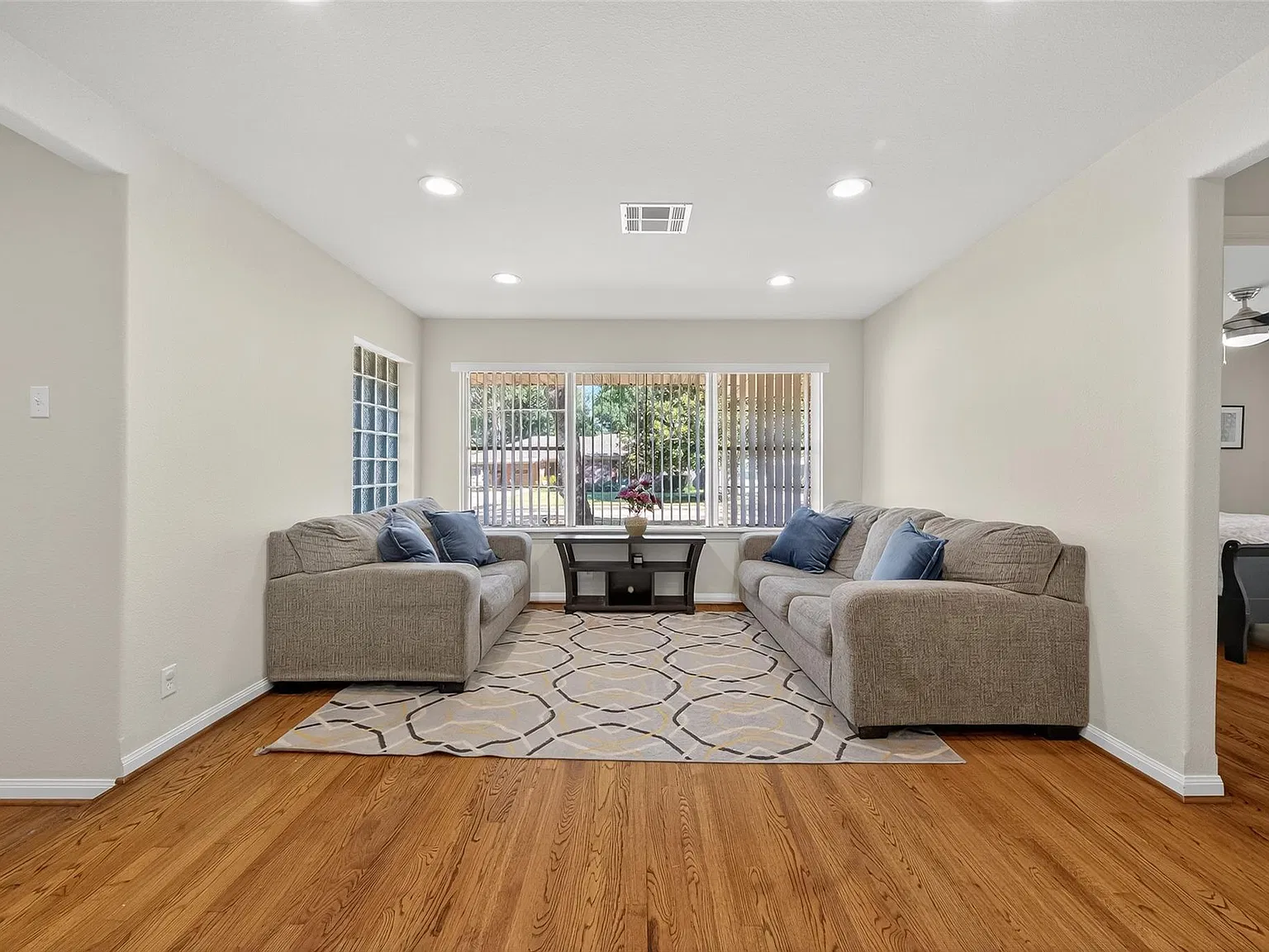 3 bed, 2.0 bath, 1360 sqft, $2,300 — Photo 4