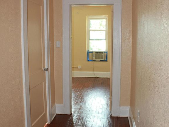 5th image of 1483 N Myrtle Ave