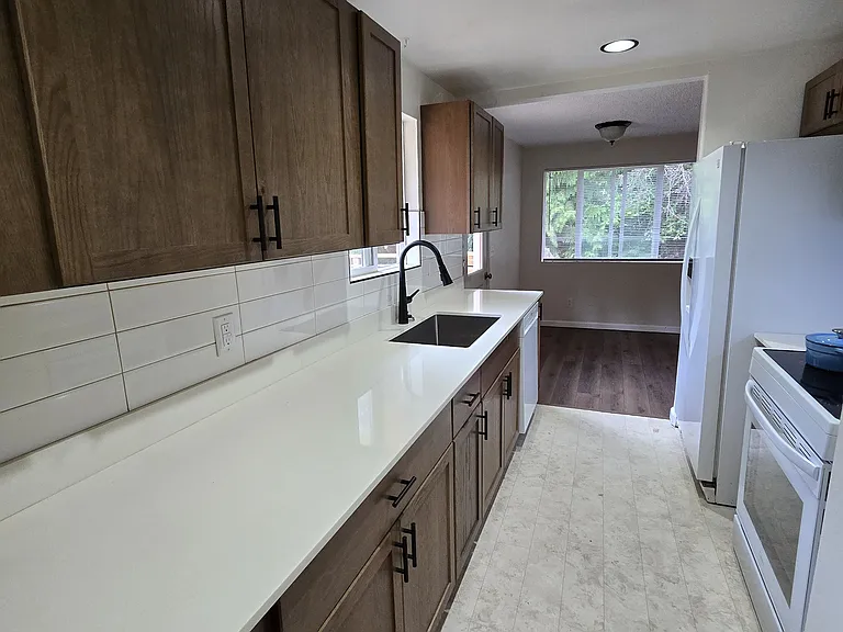 20618 Kelly Lake Rd E — Photo 4