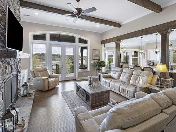 5th image of 110 Blue Herron Dr
