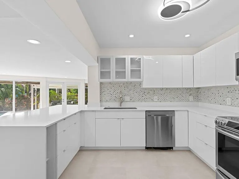 391 SE 7th Ave — Photo 3