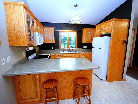 3rd image of 936 Savanna Ave