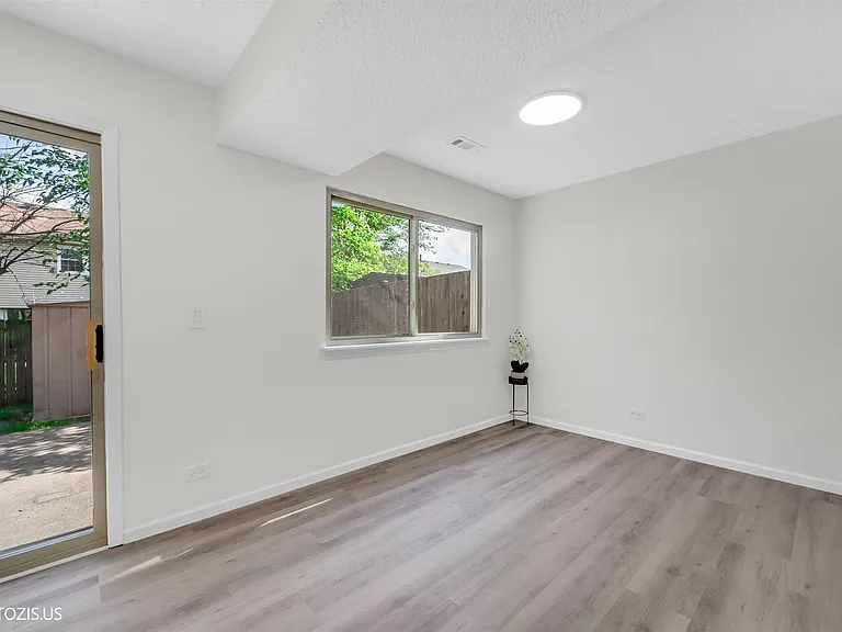 1405 Merrimac Ln N — Photo 14