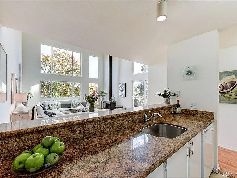 5834 NE 75th St #B301 — Photo 6