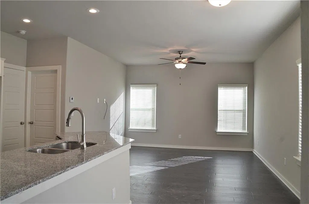 3 bed, 2.5 bath, 1350 sqft, $1,650 — Photo 4
