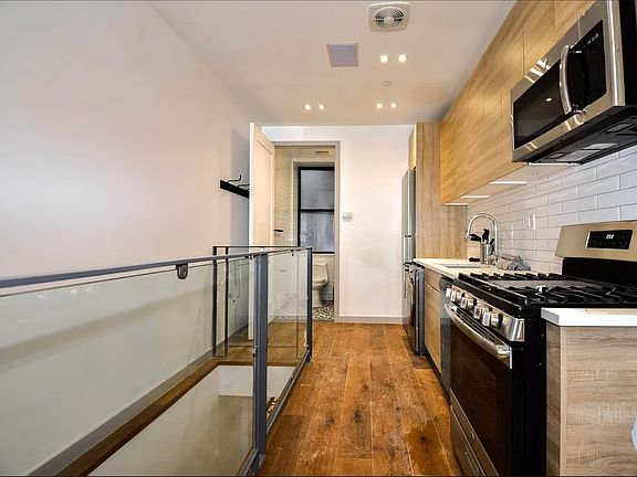 4th image of 635 Sterling Pl #1D