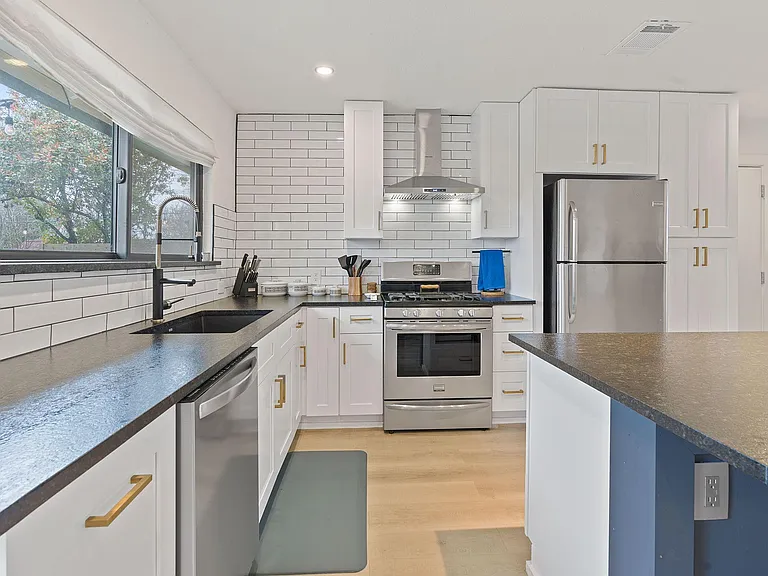 7106 Colony Park Dr — Photo 10