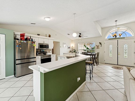 4th image of 373 SW Majestic Terrace