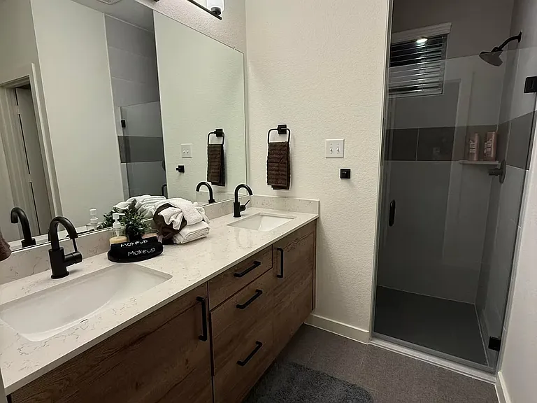 Full bathroom 1