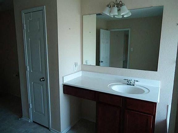 5th image of 304 Creekwood Trl