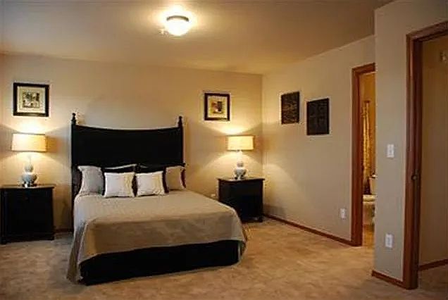 Master bedroom w/ walk in closet and full bathroom