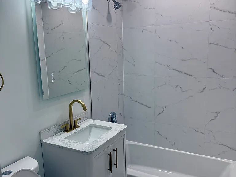 255 E Oak St #10 — Photo 6