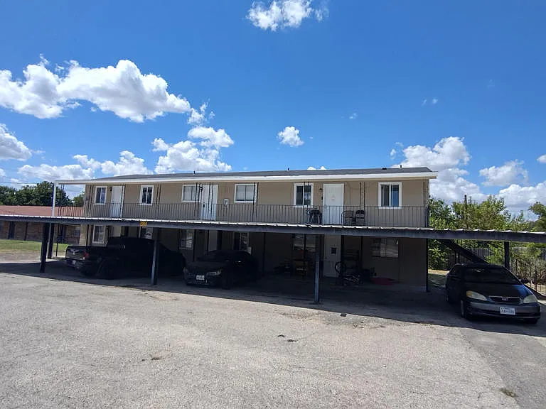 905 N Main St #6 — Photo 1