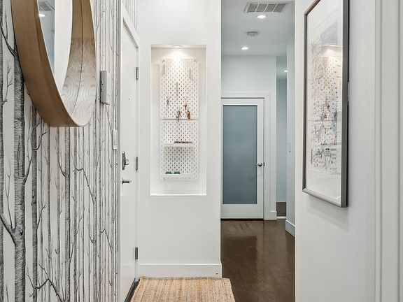 2nd image of 639 W Wrightwood Ave APT 2