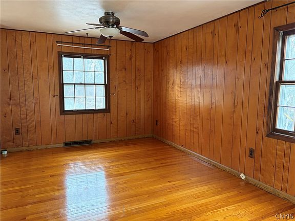 4th image of 103 Monroe St