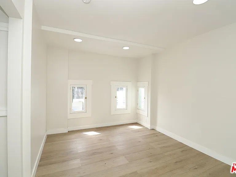 2739 S Budlong Ave — Photo 25
