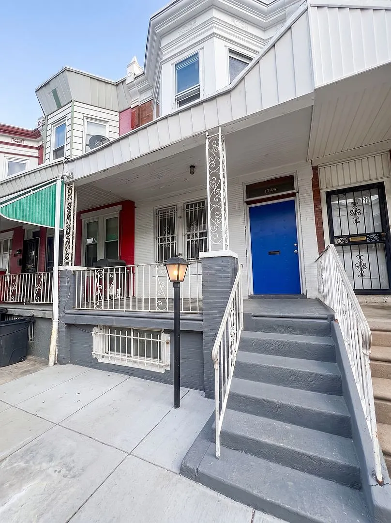 Oversized Classic Row Home w Wood Floors and Paved Backyard — Photo 4