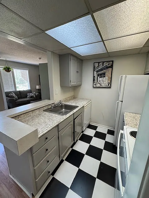 1 bed, 640 sqft, $1,200 — Photo 3