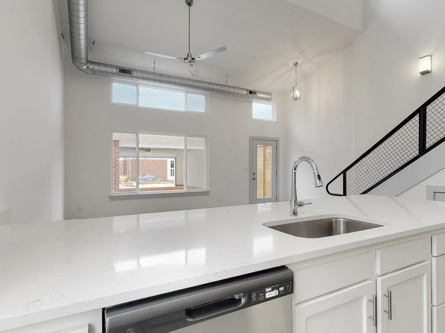 2 bed, 1300 sqft, $2,100 — Photo 3