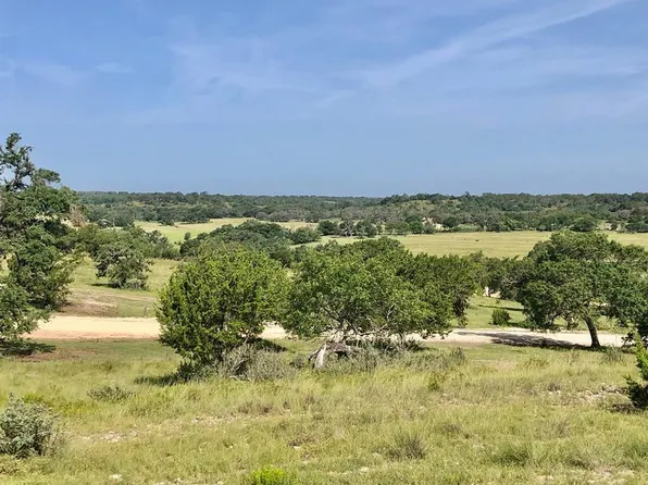 4 Old Comfort Rd, Fredericksburg, TX 78624