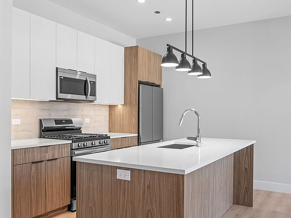 5th image of 3953 W Dakin St #202
