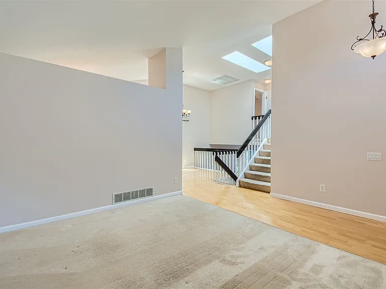 952 Thames St — Photo 6