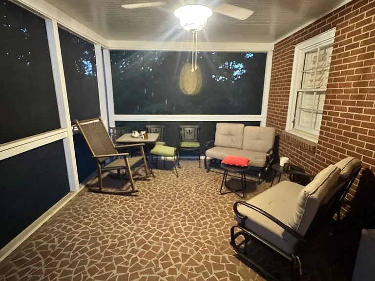 906 Crescent Cir — Photo 14