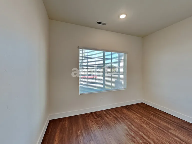 1029 N Barkvine Ave — Photo 13
