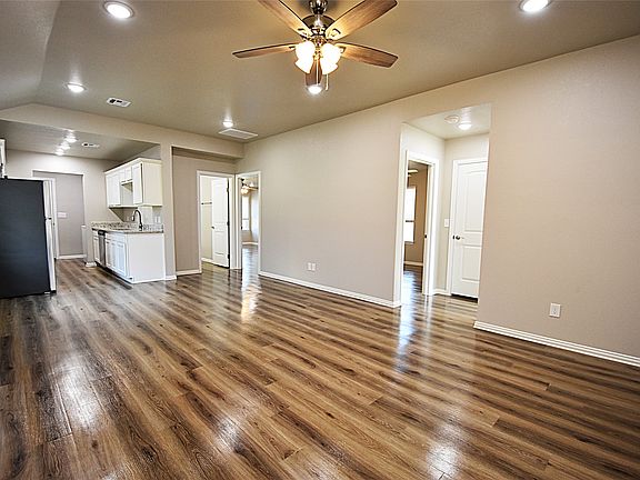 3rd image of 728 Elm St
