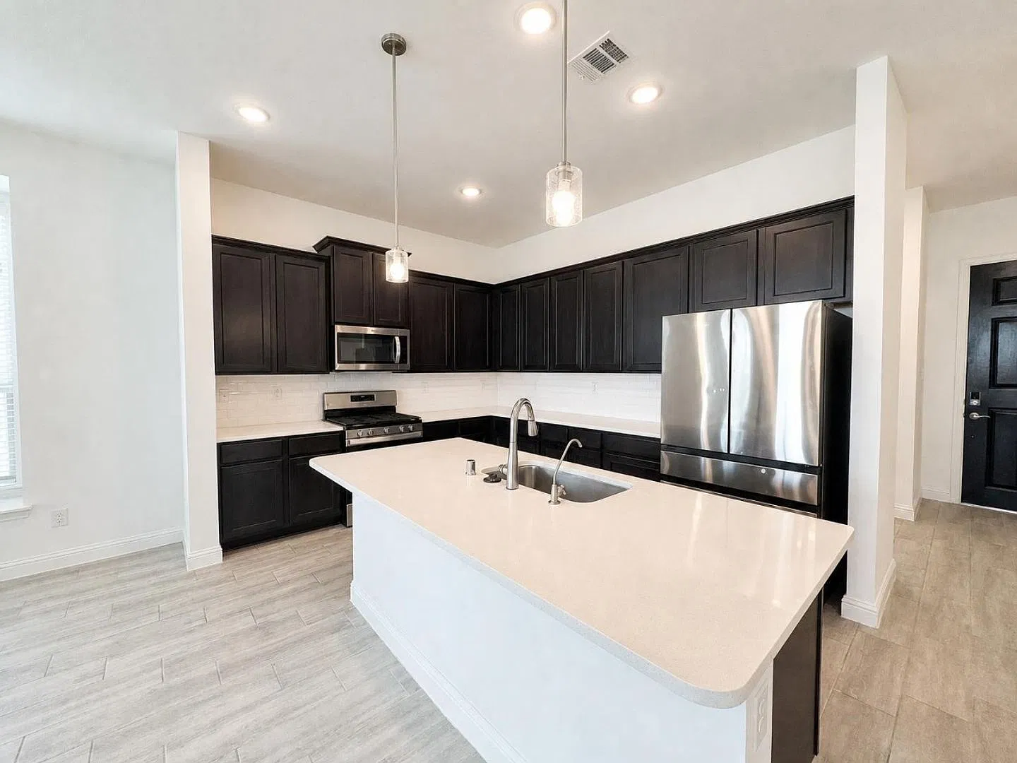 Spacious 4 Bed / 3 Bath Home with Game Room and Lawn Care Included in Sunterra — Photo 2