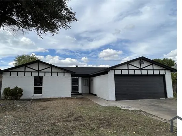 1352 N Creek Dr, Saginaw, TX 76179