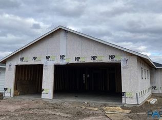 724 Pacific Cir, Harrisburg, SD 57032