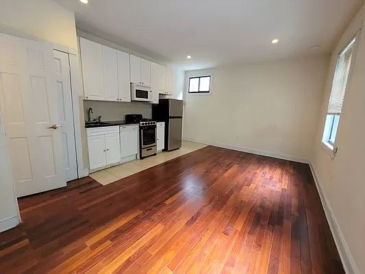 2nd image of 496 Hudson St APT 2